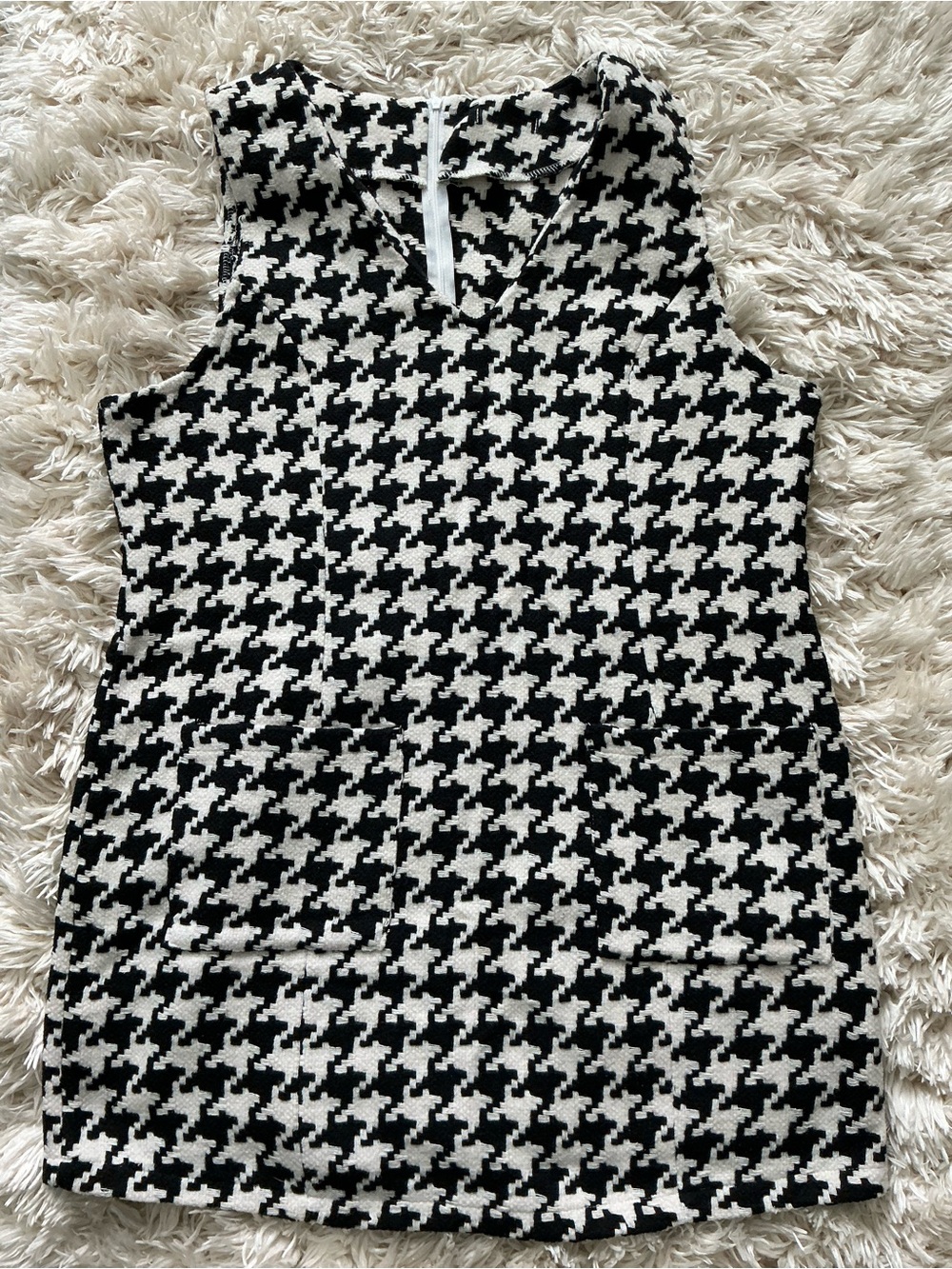 Sleeveless Houndstooth Knit Tunic Top in Black & White